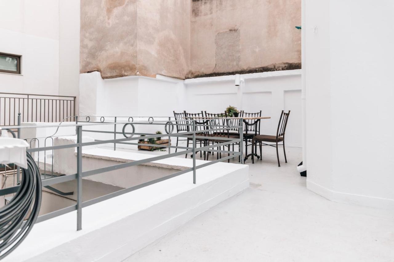 Monastiraki-Psiri, Old Town, 3-Bdr Apt, Sleep 6-10P, Spacious Court Yard Афіни Екстер'єр фото