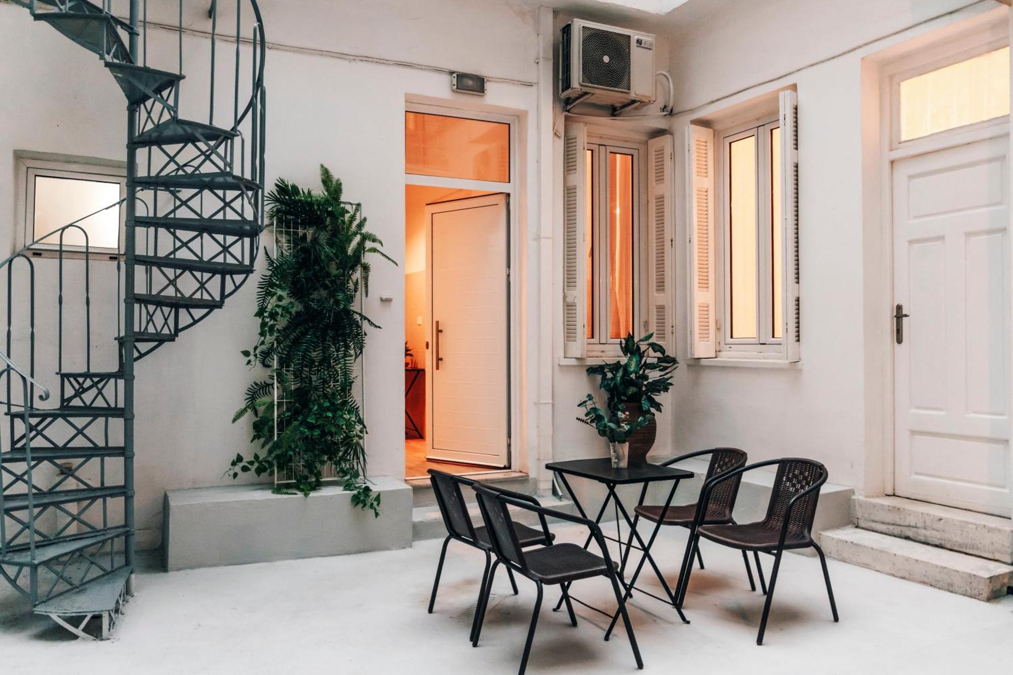 Monastiraki-Psiri, Old Town, 3-Bdr Apt, Sleep 6-10P, Spacious Court Yard Афіни Екстер'єр фото
